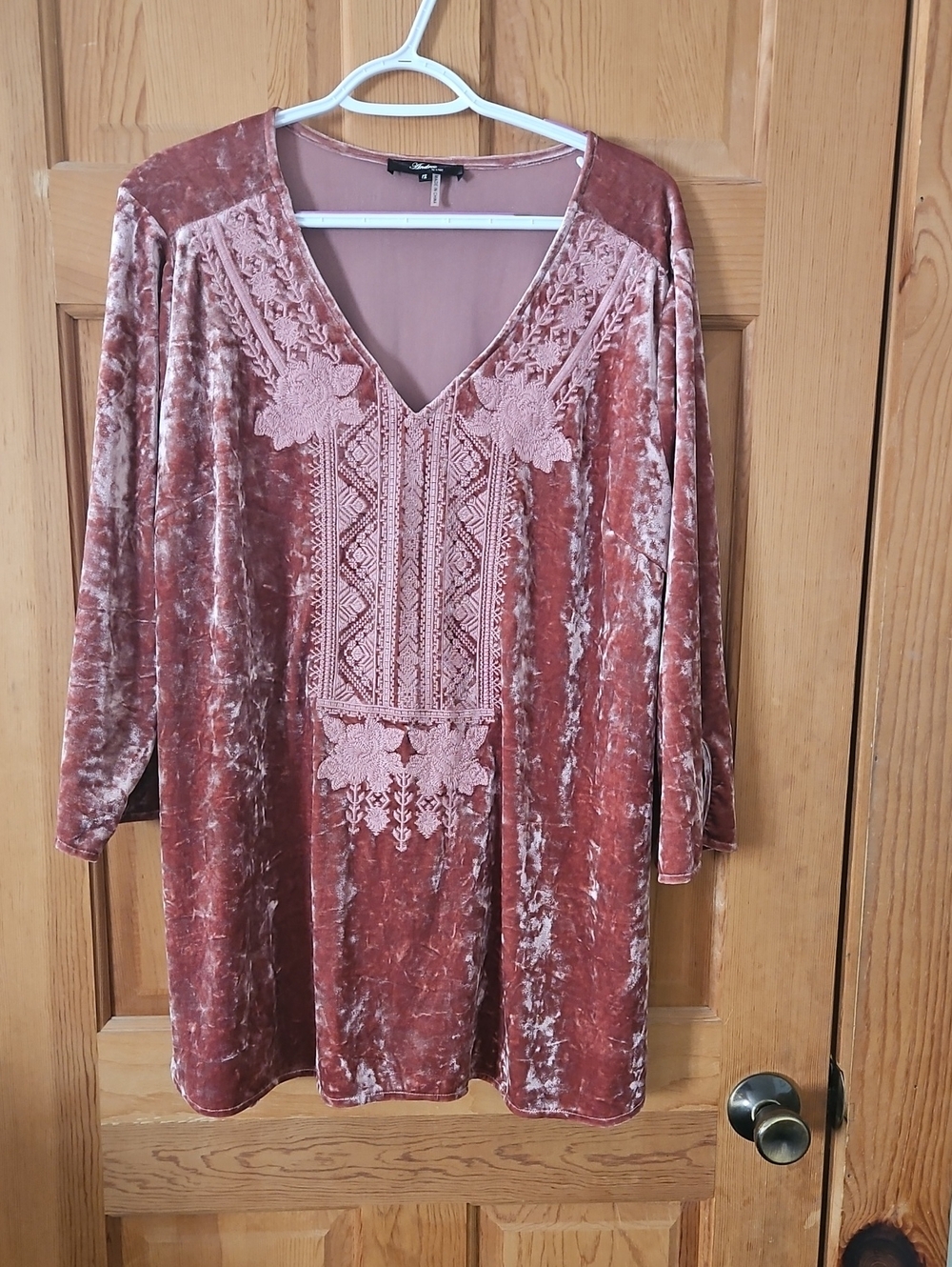 ANDREE BY UNIT Crushed Velvet Embroidered Tunic Dress in Dusty Rose